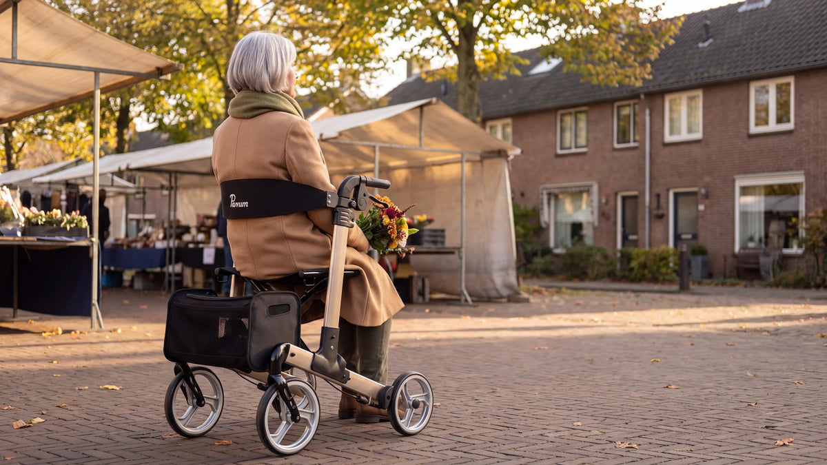 Parvum Luxo in champagne aan de rand van een markt; een vrouw zit op de rollator en kijkt uit over de kramen.