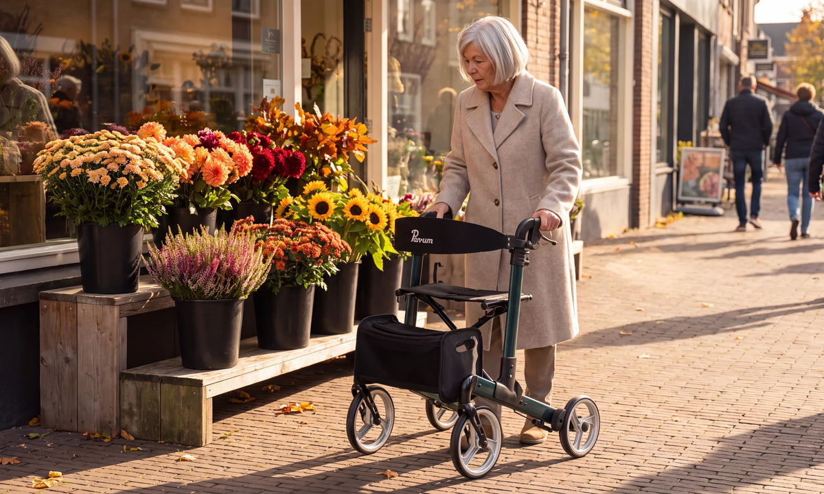 Parvum Luxo in petrolgroen bij een bloemenwinkel; een vrouw staat stil bij de emmers herfstbloemen.