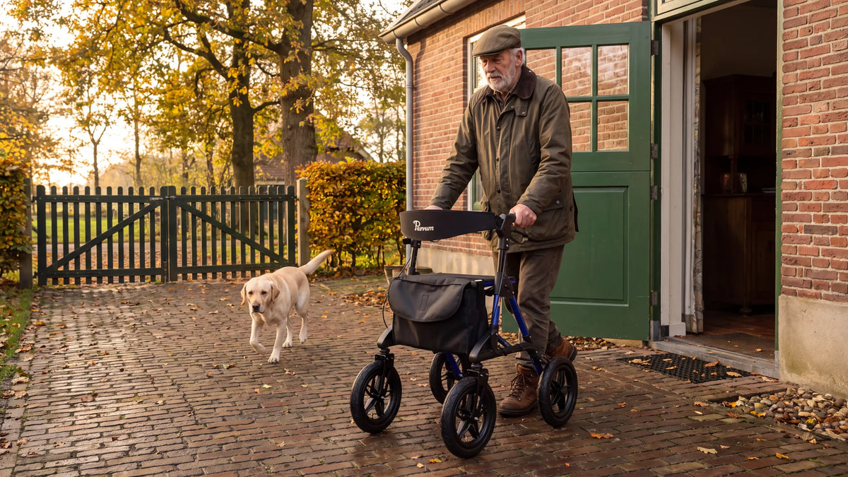Parvum Rebel in blauw op een boerenerf; een man met een pet stapt de achterdeur uit, zijn labrador loopt voorop.