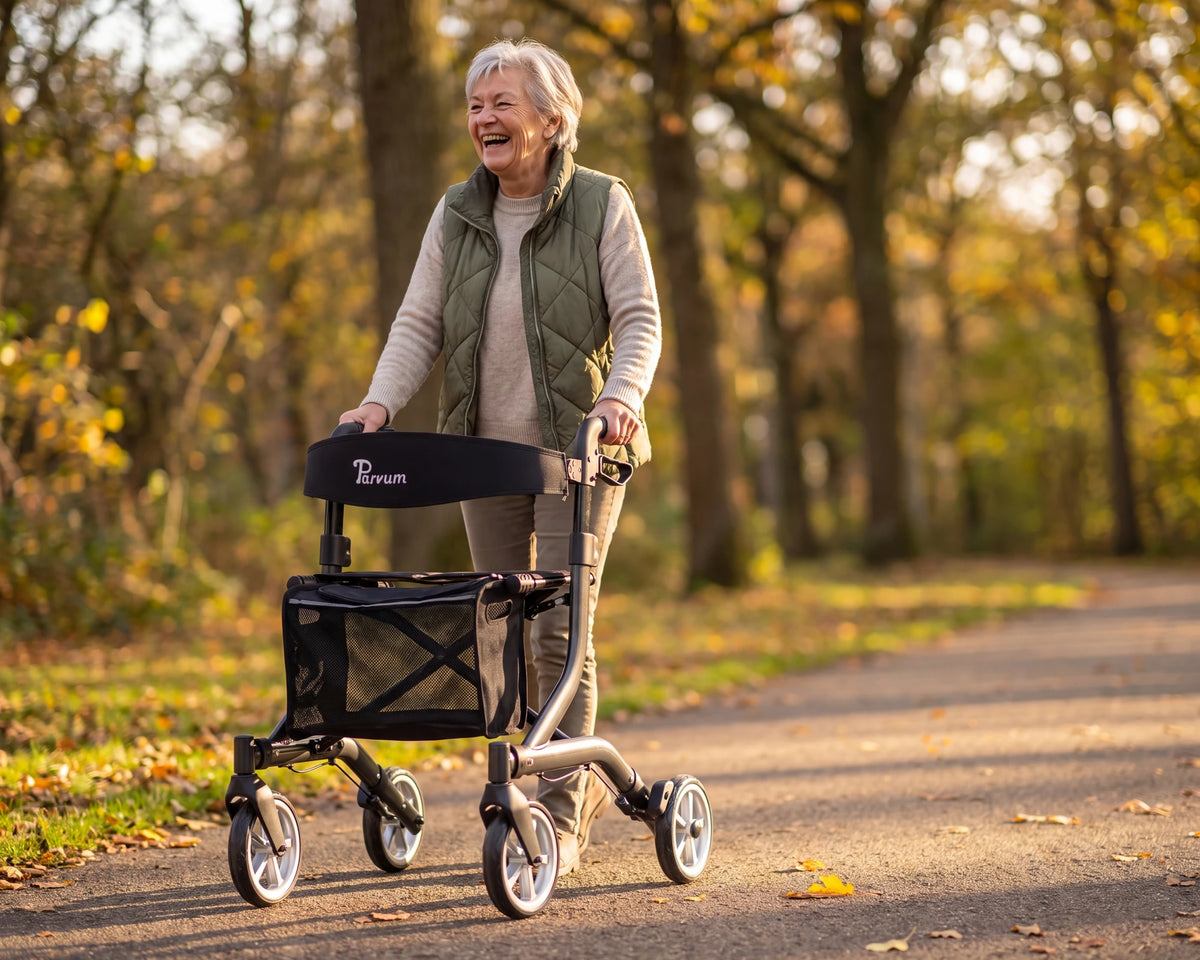Parvum SuperLight Plus in anthracite; a woman with gray hair laughs, her hands on the handles.