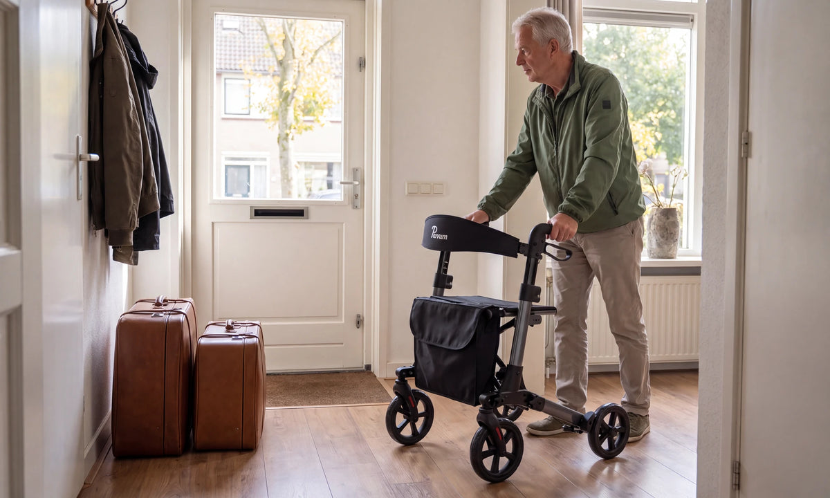 Parvum Brava in anthracite in the hallway of a house; a man stands ready, the suitcases by the front door.