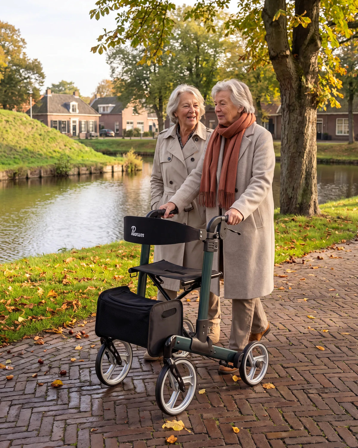 Parvum Luxo in petrolgroen langs een vestinggracht; twee vriendinnen wandelen samen, een van hen met de rollator.