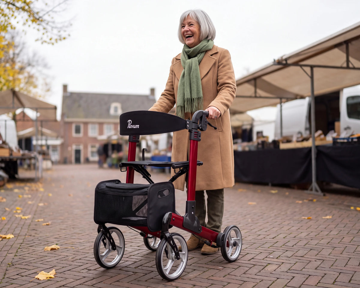Parvum Luxo in robijnrood op de markt; een vrouw met grijs haar lacht, haar handen op de handvatten.