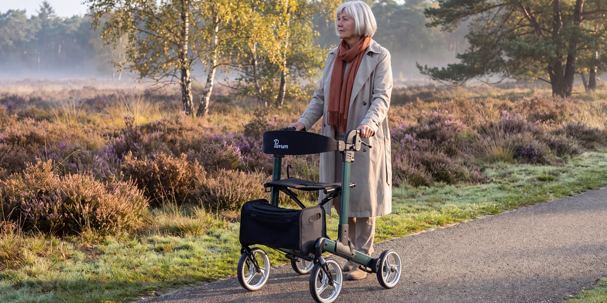 Parvum Luxo in petrolgroen op een heidepad in de ochtendnevel; een vrouw staat even stil en kijkt uit over de heide.