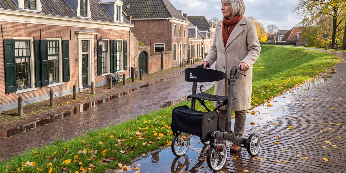 Parvum Luxo in antraciet op natte klinkers na de regen; een vrouw kijkt naar de oude huizen in de straat.