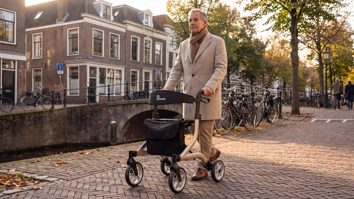 Parvum SuperLight in champagne langs een gracht; een man met grijs haar in een lichte wollen jas loopt met de rollator.