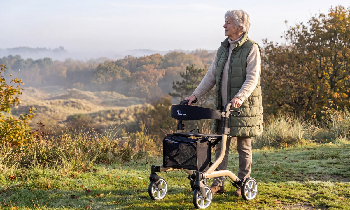 Parvum SuperLight Plus in champagne at a lookout point in the dunes; a woman looks out over the land in the morning mist.